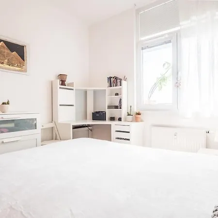 Apartament Cosy 2 Bedroom Flat Close To The Town With Parking Bratysława