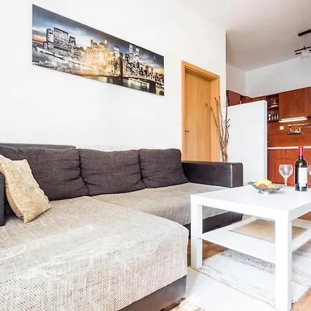 Cosy 2 Bedroom Flat Close To The Town With Parking 布拉迪斯拉发