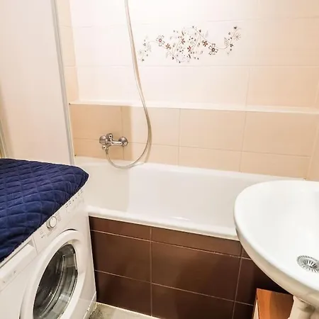 Cosy 2 Bedroom Flat Close To The Town With Parking *