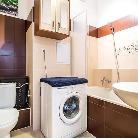 Cosy 2 Bedroom Flat Close To The Town With Parking 公寓 *