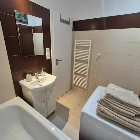 Cosy 2 Bedroom Flat Close To The Town With Parking Apartment