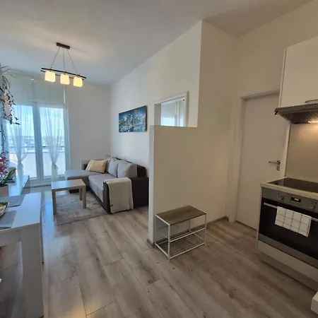 Cosy 2 Bedroom Flat Close To The Town With Parking