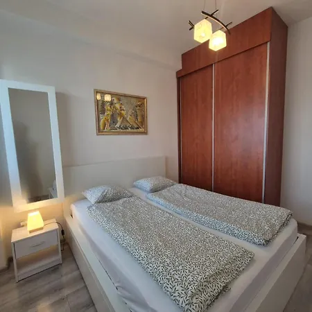 Cosy 2 Bedroom Flat Close To The Town With Parking Pressburg