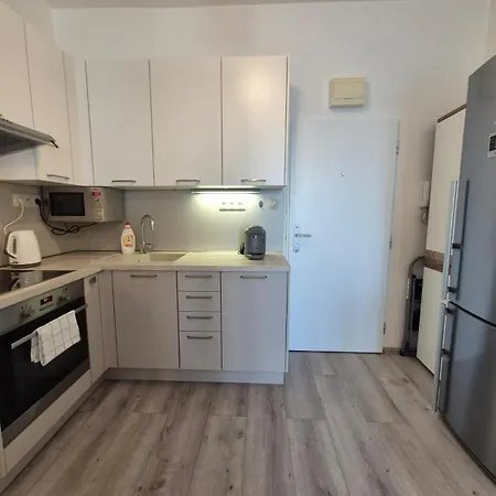 Cosy 2 Bedroom Flat Close To The Town With Parking * Pressburg