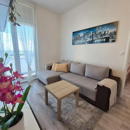 Cosy 2 Bedroom Flat Close To The Town With Parking Apartment