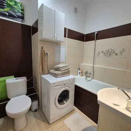 Cosy 2 Bedroom Flat Close To The Town With Parking Apartment Pressburg